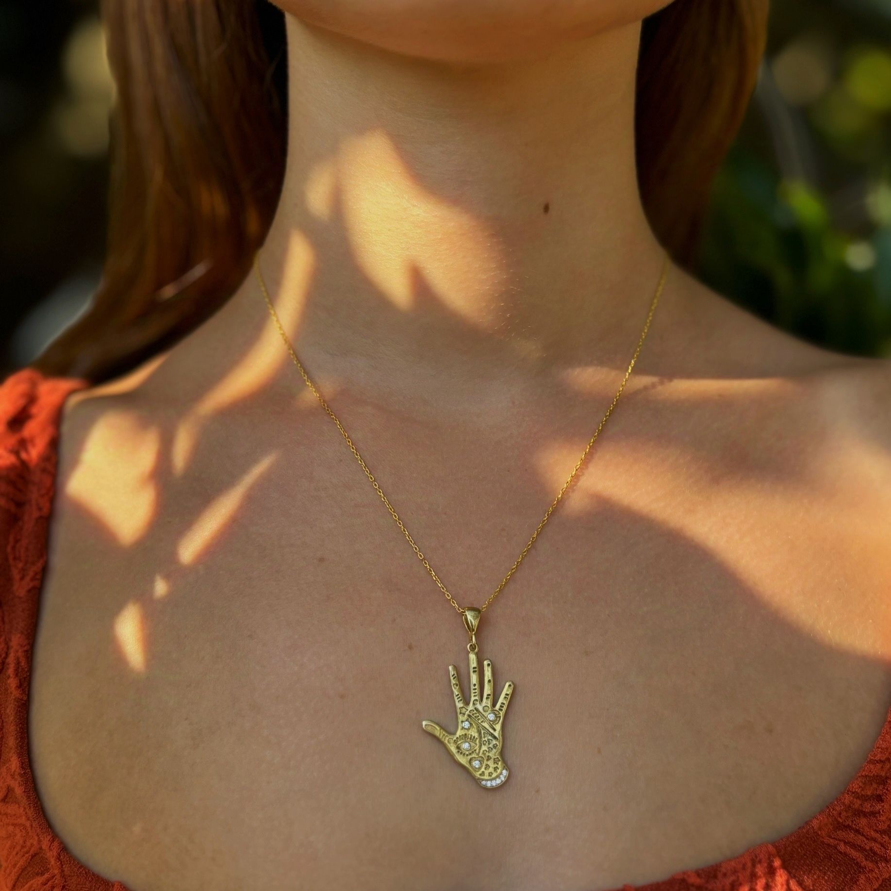 Taşlı El Figürü Kolye