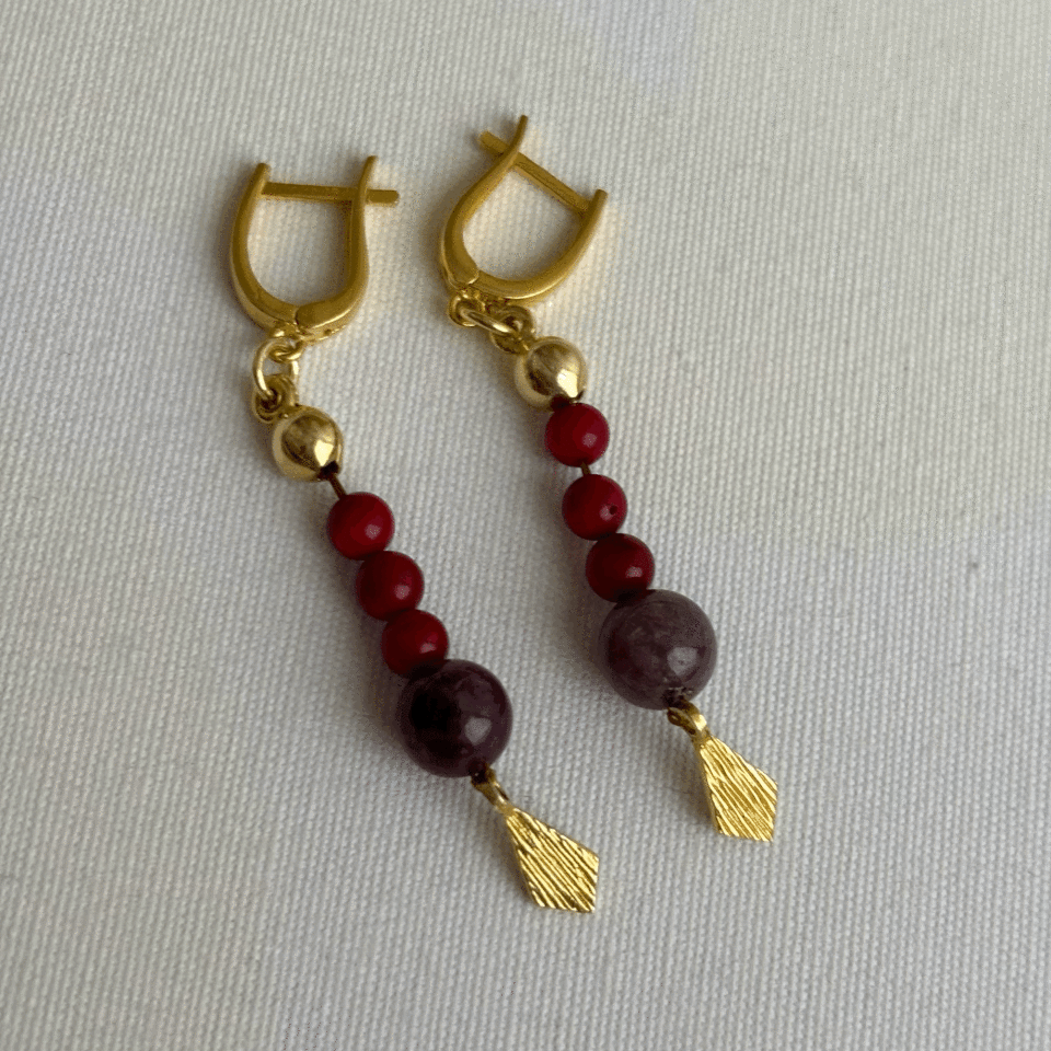 Taşlı Detay Püskül Küpe 18K Altın Kaplama