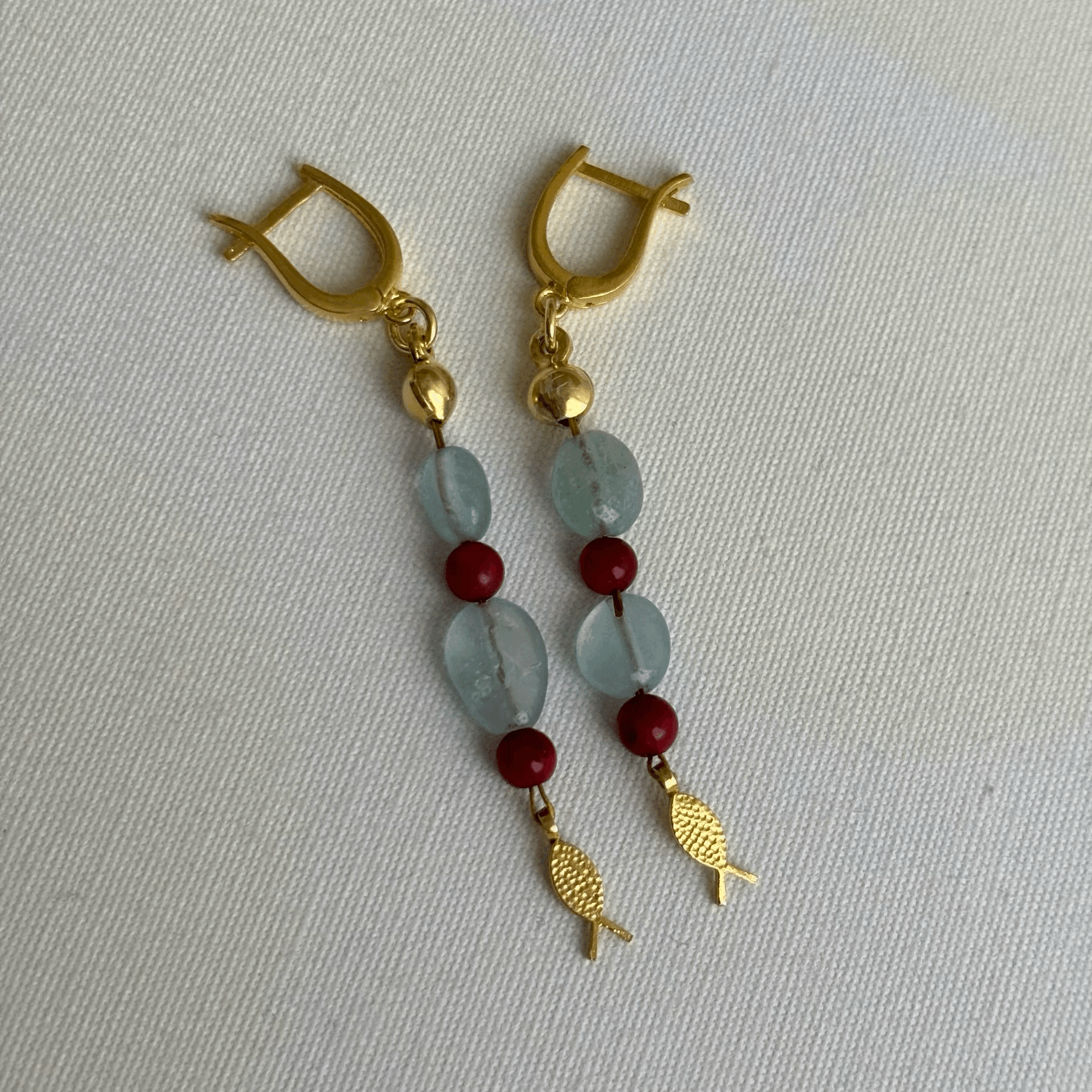 Taşlı Detay Minimal Balık Küpe 18K Altın Kaplama