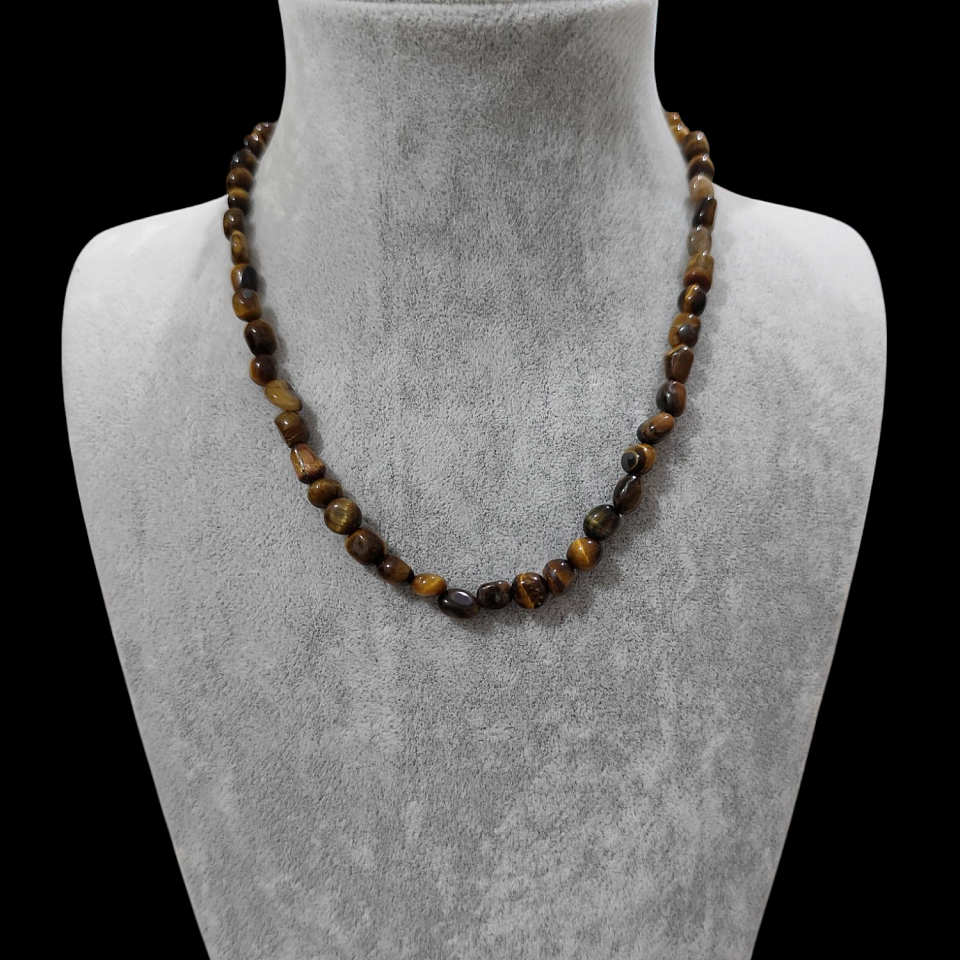 قلادة فضية بيضاوية الشكل من عين النمر