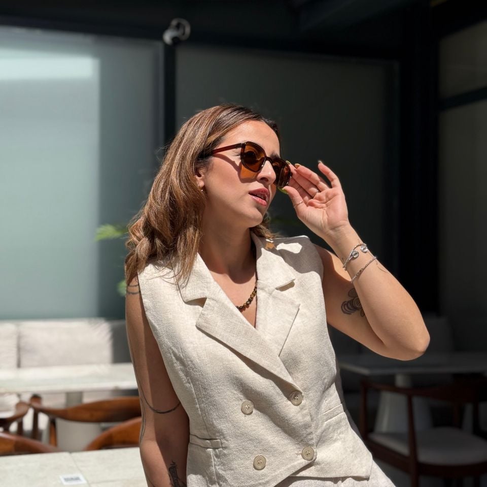 قلادة فضية بيضاوية الشكل من عين النمر