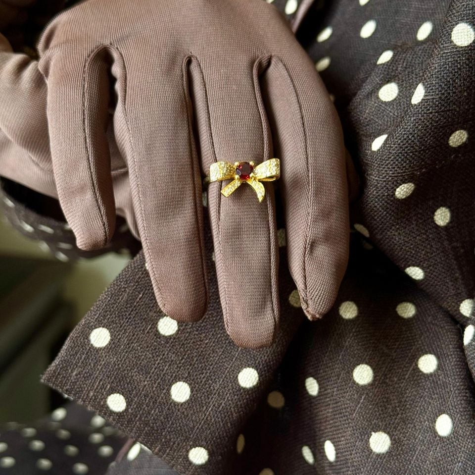 BOW TIE GARNET GOLD PLATED SILVER RING